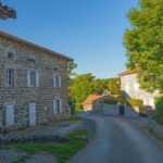 Maisons en pierre dans un village rural : le marché des maisons à la campagne repart en 2025