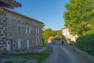 Maisons en pierre dans un village rural : le marché des maisons à la campagne repart en 2025