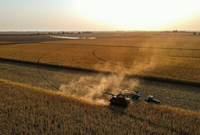 Moissonneuse dans un champ : le PLF 2027 revoit la fiscalité agricole, suramortissement et crédits d'impôt